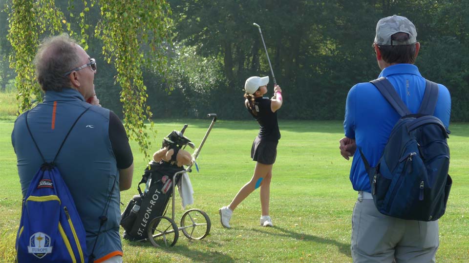 Von zahlreichen interessierten Zuschauern begleitet, behauptete Laetitia Leisinger vom GC St. Leon-Rot ihre Top-Platzierung. (Foto: DGV/Kretzschmar)