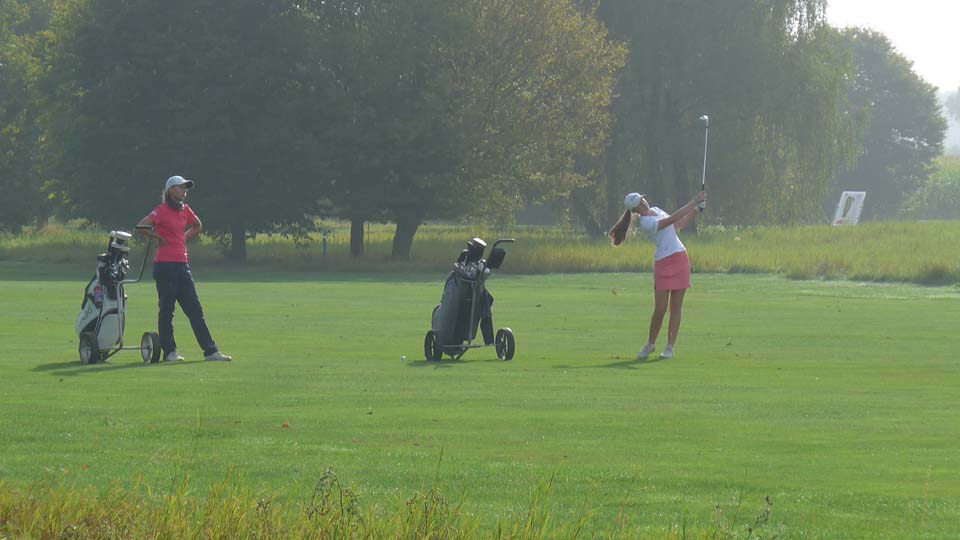 Viktoria Ziegler (Zieglers Golfplatz) landete mit guten Schlägen im vorderen Feld, hier unter Beobachtung von Ester Edou-Ondjii (Osnabrücker GC). (Foto: DGV/Kretzschmar)