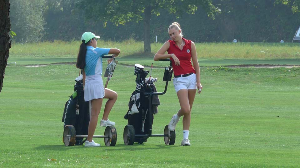 Zwischendurch ist natürlich auch mal Zeit für einen kurzen Plausch, wie hier gesehen bei Spitzenreiterin Yoo Jin Bae (GC St. Leon-Rot) und Lilly Speer (GC Paderborner Land). (Foto: DGV/Kretzschmar)