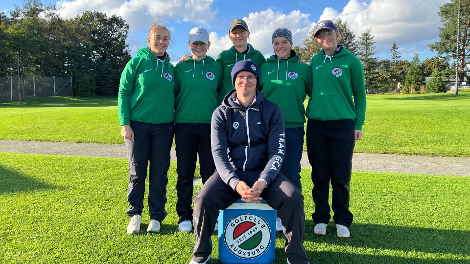 Die Mannschaft des GC Augsburg thront nach den Vierern an der Spitze der DMM AK 18 Mädchen. (Foto: GC Dresden Ullersdorf)