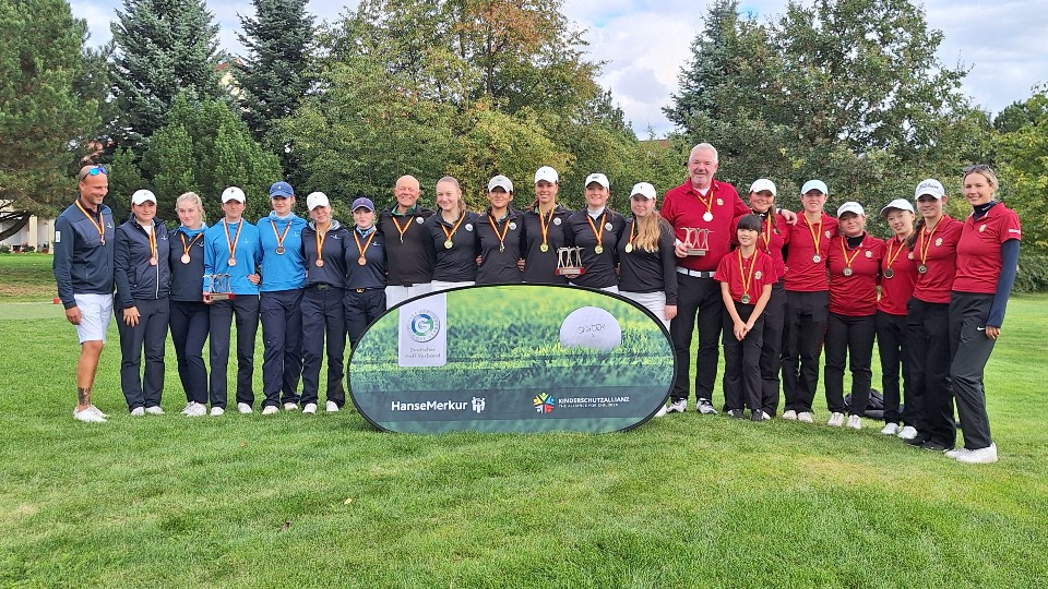 Strahlende Gesichter bei den Medaillengewinnerinnen der DMM AK 18 Mädchen vom GC St. Leon-Rot, G&LC Berlin-Wannsee und des Frankfurter GC (v.l.). (Foto: GC Dresden Ullersdorf)