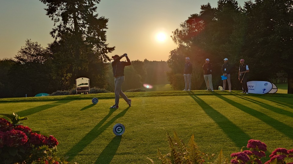 Traumhafte Bedingungen mit viel Sonne boten sich den 16 Mannschaften zum Auftakt der DMM AK 30 der Herren im GC Hubbelrath. (Foto: Florian Ziehm/C&V Sport Promotion GmbH)