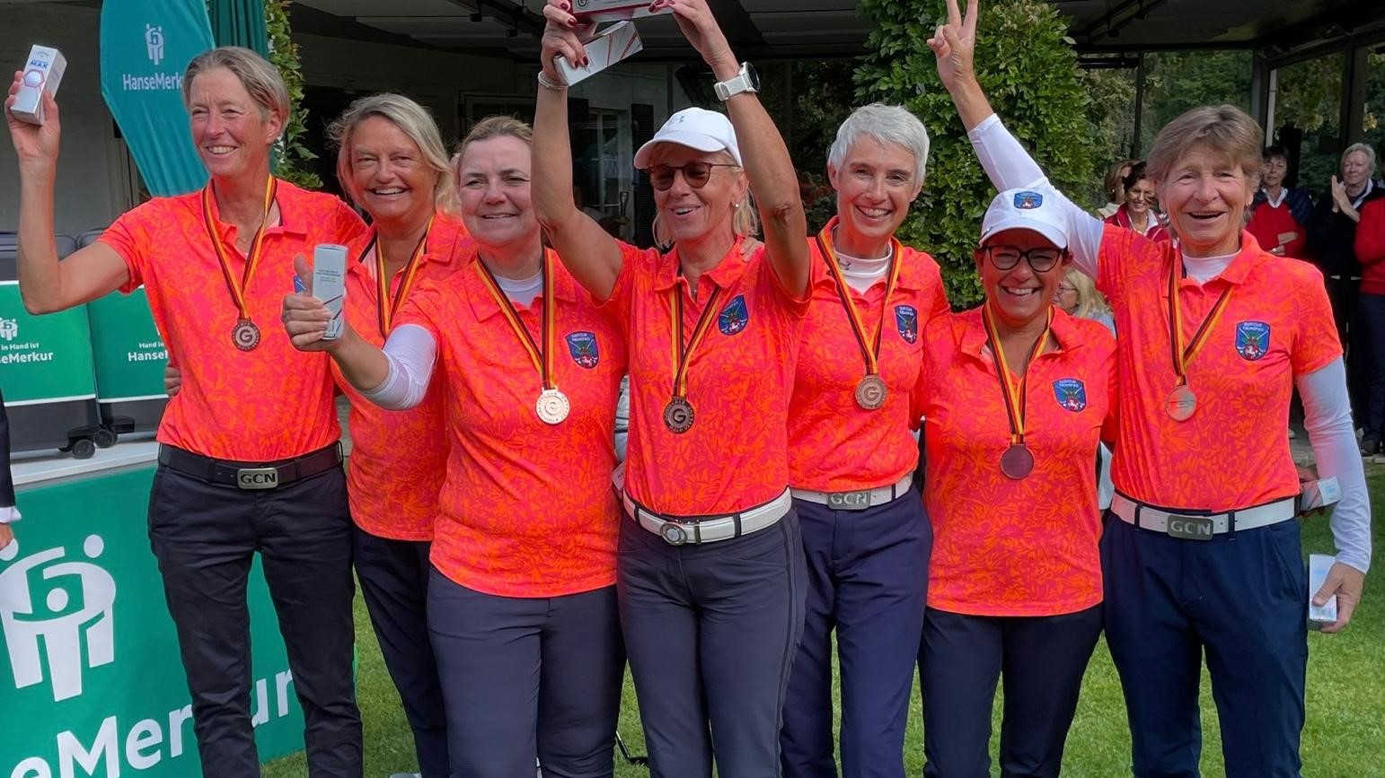 Bronze für die Damen 50 des GC Neuhof mit (v.l.) Anja Lundberg, Elke Zollweg, Sabine Zipf, Heike Thomas, Eva Fünfstück, Silvia Schulz und Britta Schneider