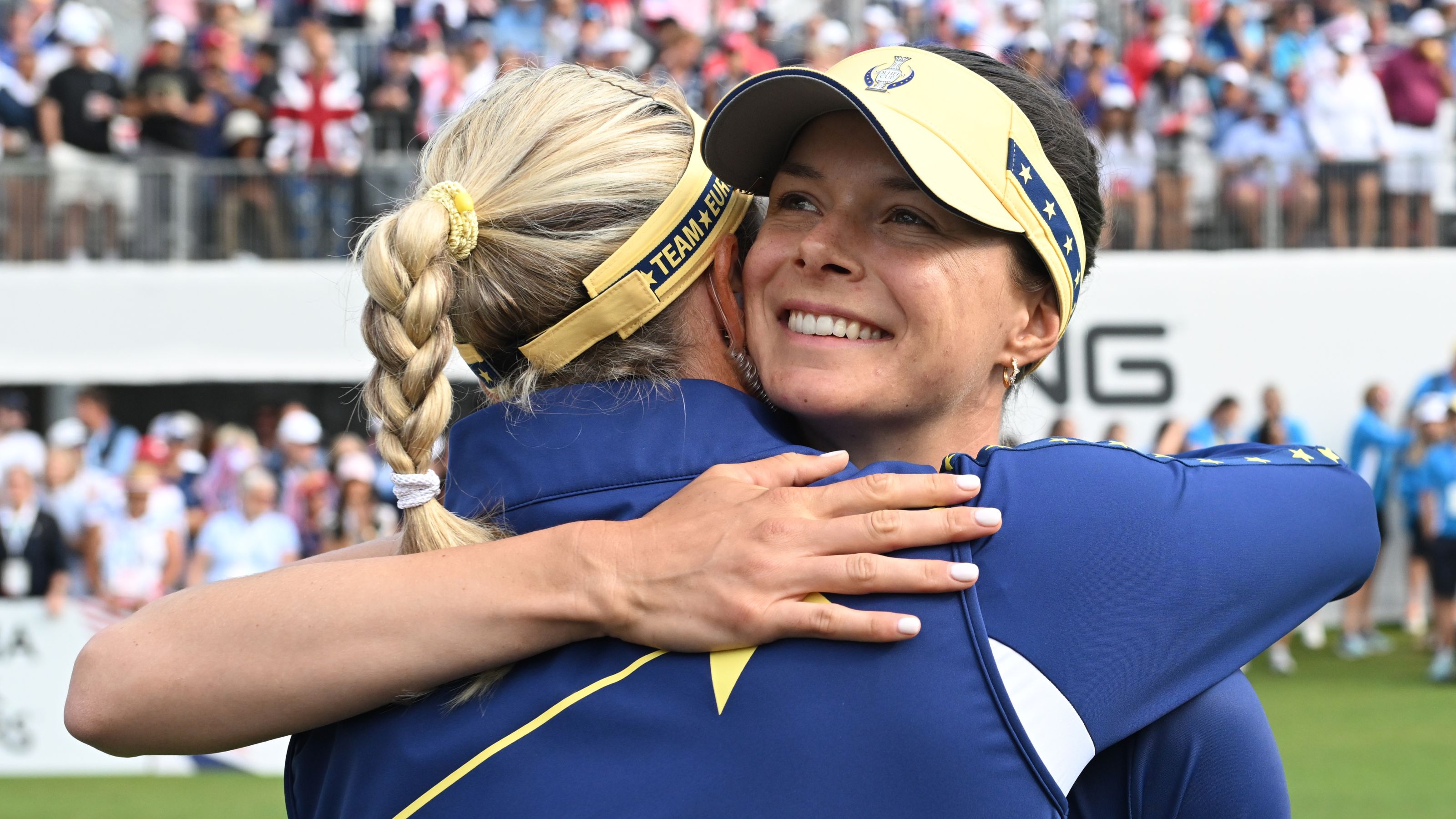 Esther Henseleit (hier mit Europas Kapitänin Suzann Pettersen) spielte einen großartigen ersten Solheim Cup.