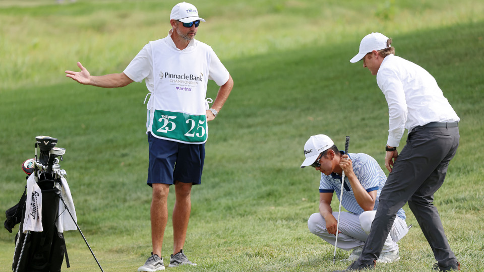 Michael Kim diskutiert mit einem Rules Official bei der Pinnacle Bank Championship 2022.