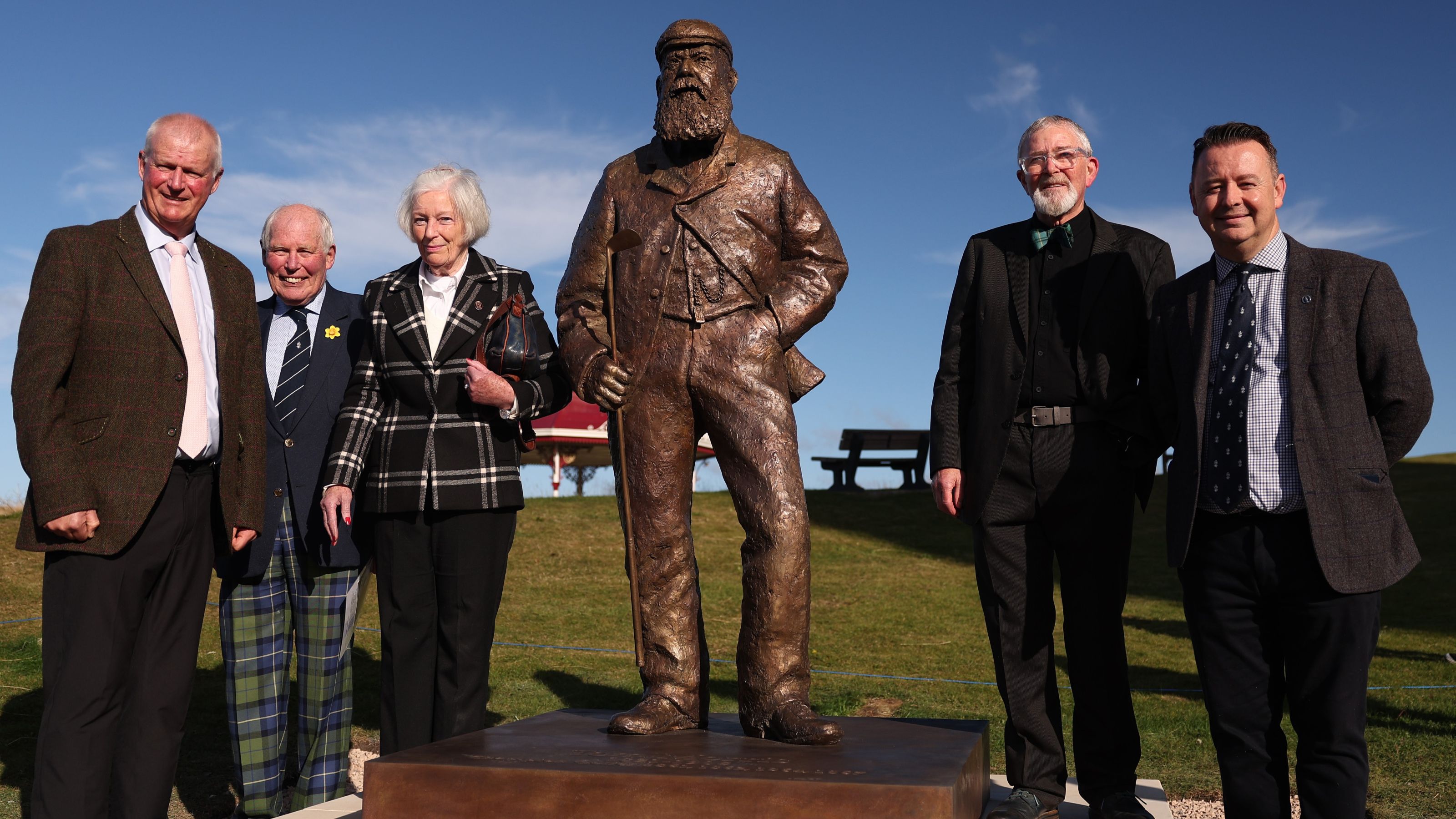 Sie alle waren neben zahlreichen Bürgern von St. Andrews zur Enthüllung der Old Tom Morris-Statue gekommen (v.l.): 1985-Open-Champion Sandy Lyle, Projektleiter Ronald Sandford, Morris' Ur-Ur-Enkelin Sheila Walker, Bildhauer David Annand und Historiker Roger McStravick. © Warren Little/Getty Images