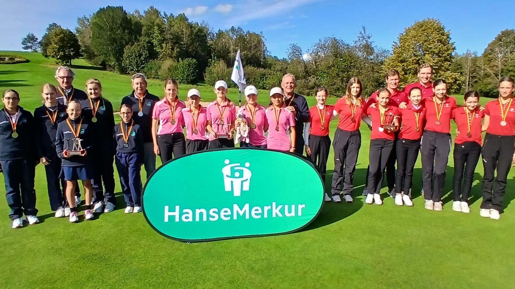 Das Podium der DMM Mädchen AK 14 im GC Ebersberg mit den Teams des GC Hubbelrath (l.), des GC St. Leon-Rot (M.) und des Münchener GC (r.)