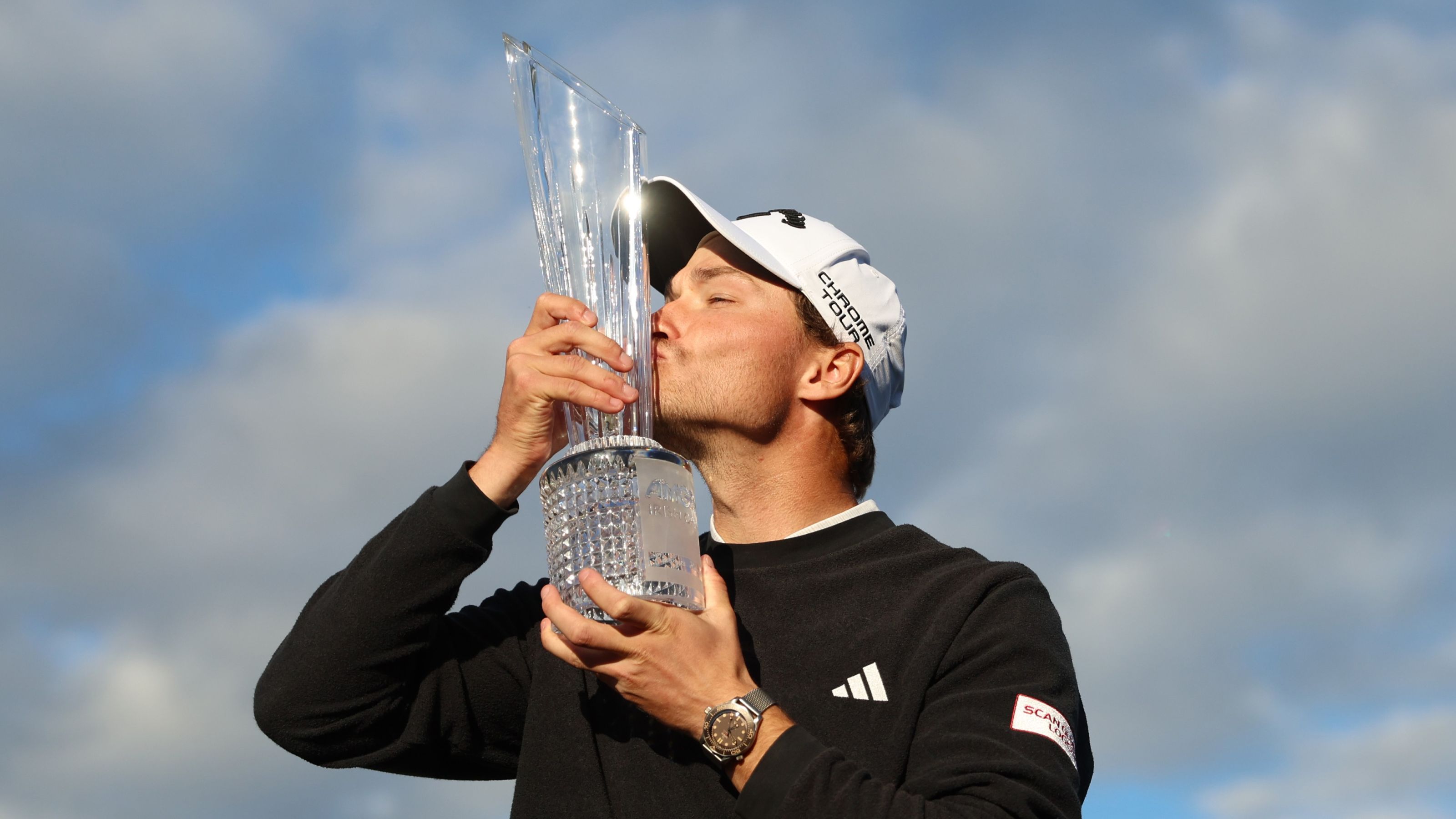 Erst 23 Jahre jung und schon zum fünften Mal auf der DP World Tour gewonnen: Der Däne Rasmus Hojgaard triumphiert bei der Irish Open im Royal County Down GC. © Luke Walker/Getty Images