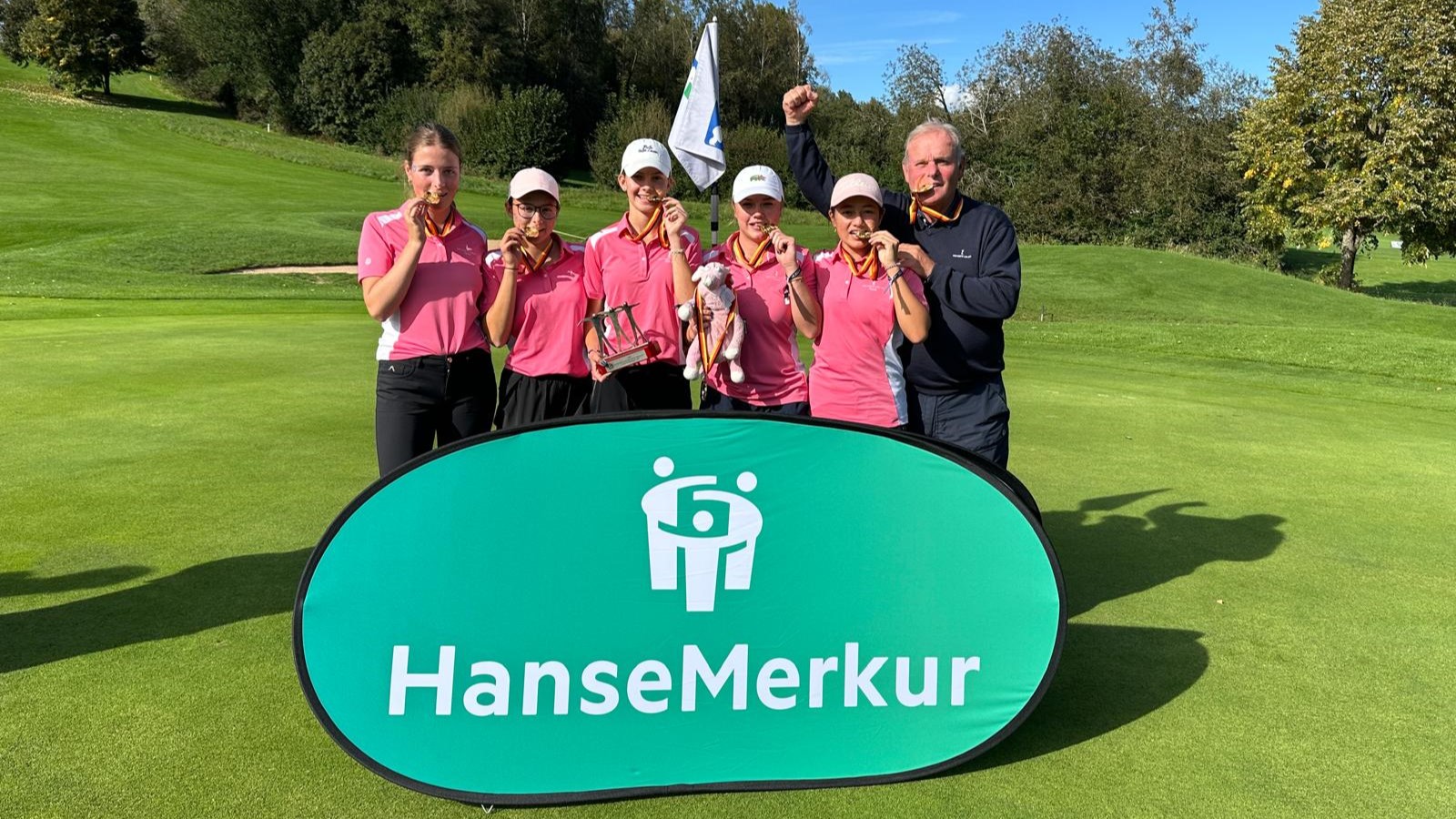 Coach Mike Strong und seine Mädchen AK14 aus dem GC St. Leon-Rot gewinnen auch die DMM 2024 im GC Ebersberg. © Privat