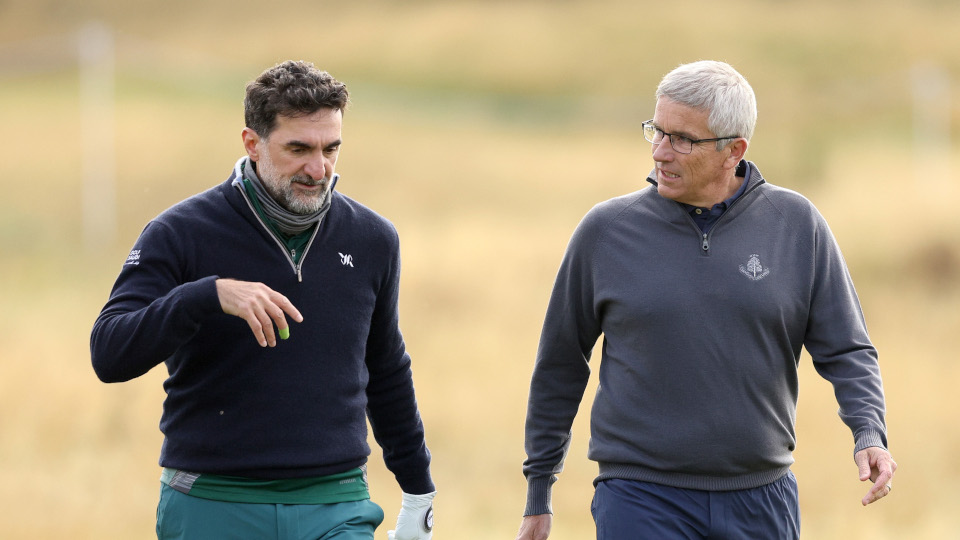 Yasir Al-Rumayyan und Jay Monahan auf ihrer gemeinsam Runde an Tag eins der Alfred Dunhill Links Championship.