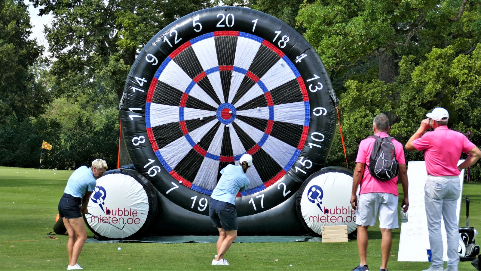 Die großen, aufblasbaren Dartscheiben für den Golfplatz gibt es auch bei der German Challenge im Wittelsbacher GC.