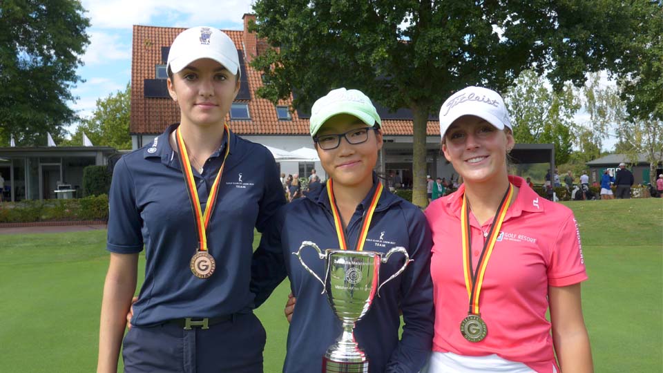 Neu im Nachwuchskader der Mädchen sind auch die drei Medaillengewinnerinnen der DM 2024 in der AK 16 (v.l.): Laetitia Leisinger, Yoo-Jin Bae (beide GC St. Leon-Rot) und Lena Geier (GR Bad Griesbach). 