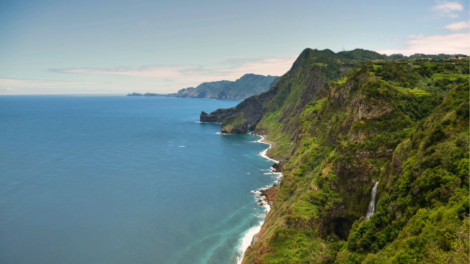 Ein besonderer Anblick auf der Insel: Die grünen Klippen von Madeira.