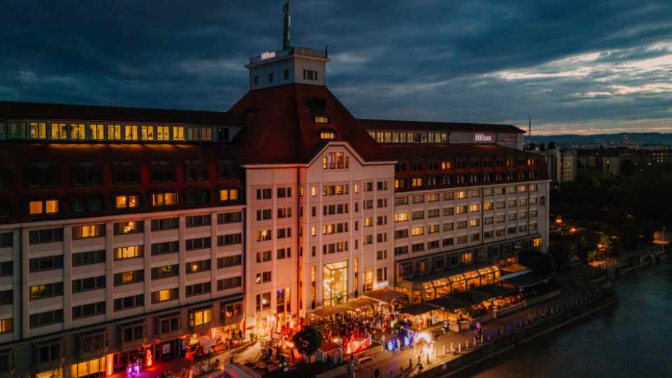 Fassade des neugestalteten Hilton Vienna Waterfront in Wien