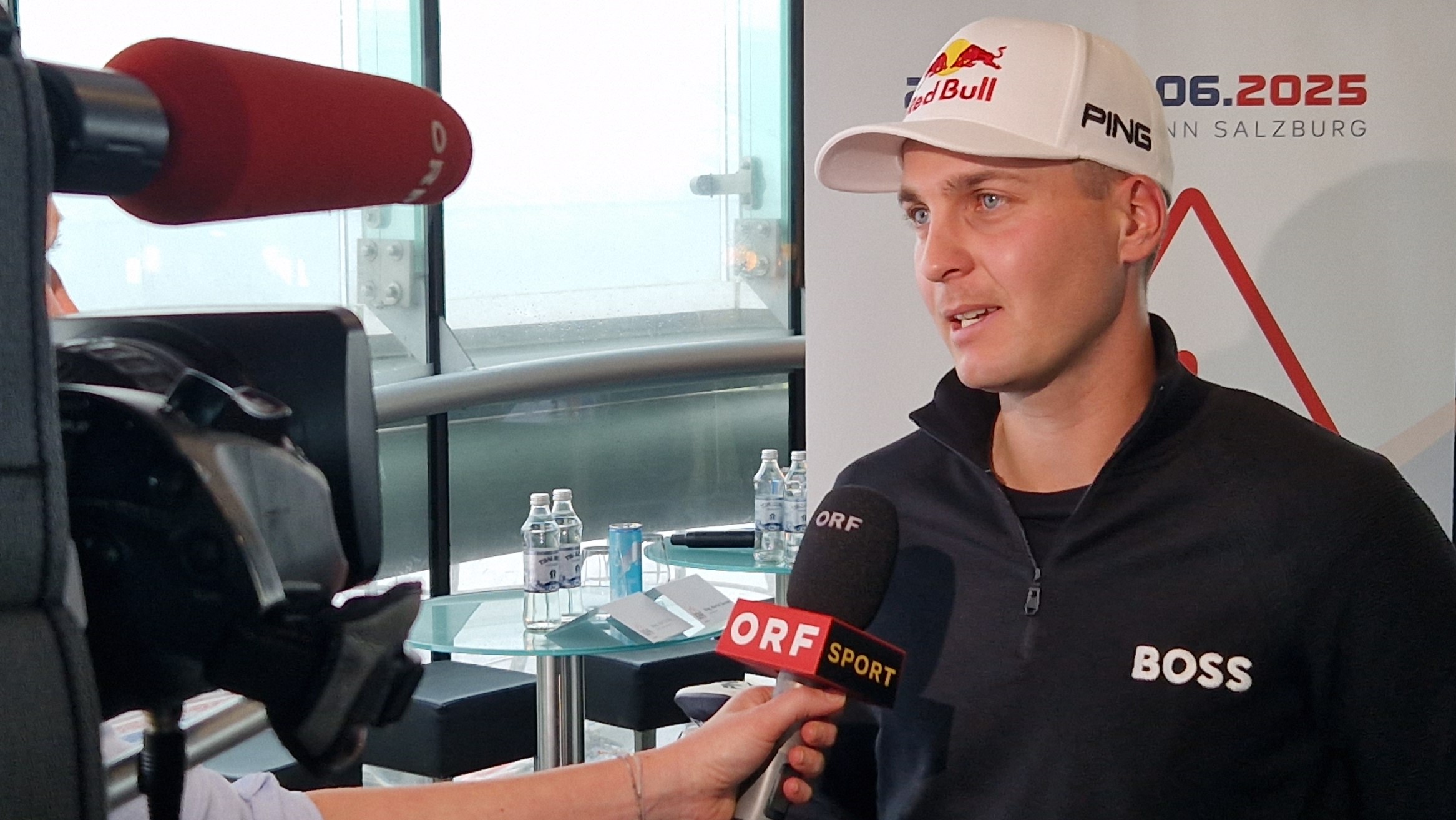 Für Österreichs Tour-Pro Matthias Schwab (hier beim ORF-Interview am Airport Salzburg) wird die Austrian Alpine Open Ende Mai 2025 ein Heimspiel.