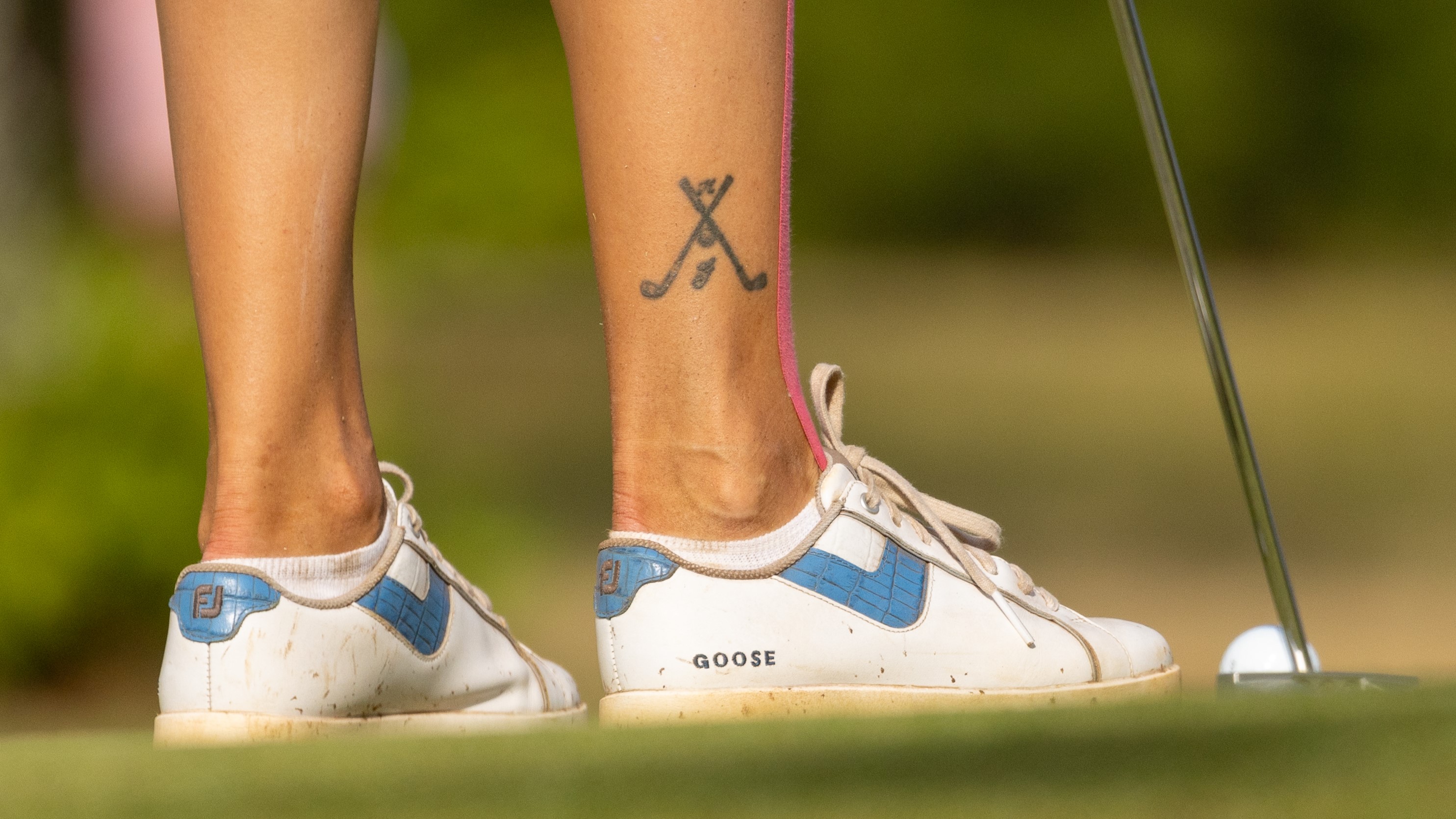 Nataliya Gusevas Tattoo über dem rechten Knöchel, das zwei Golfschläger und Ball zwischen den Initialen N und G zeigt.