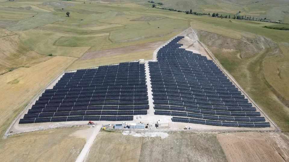 Der Solarpark der Megasaray Hotels in Kirikkale erstreckt sich auf über fünf Hektar Fläche